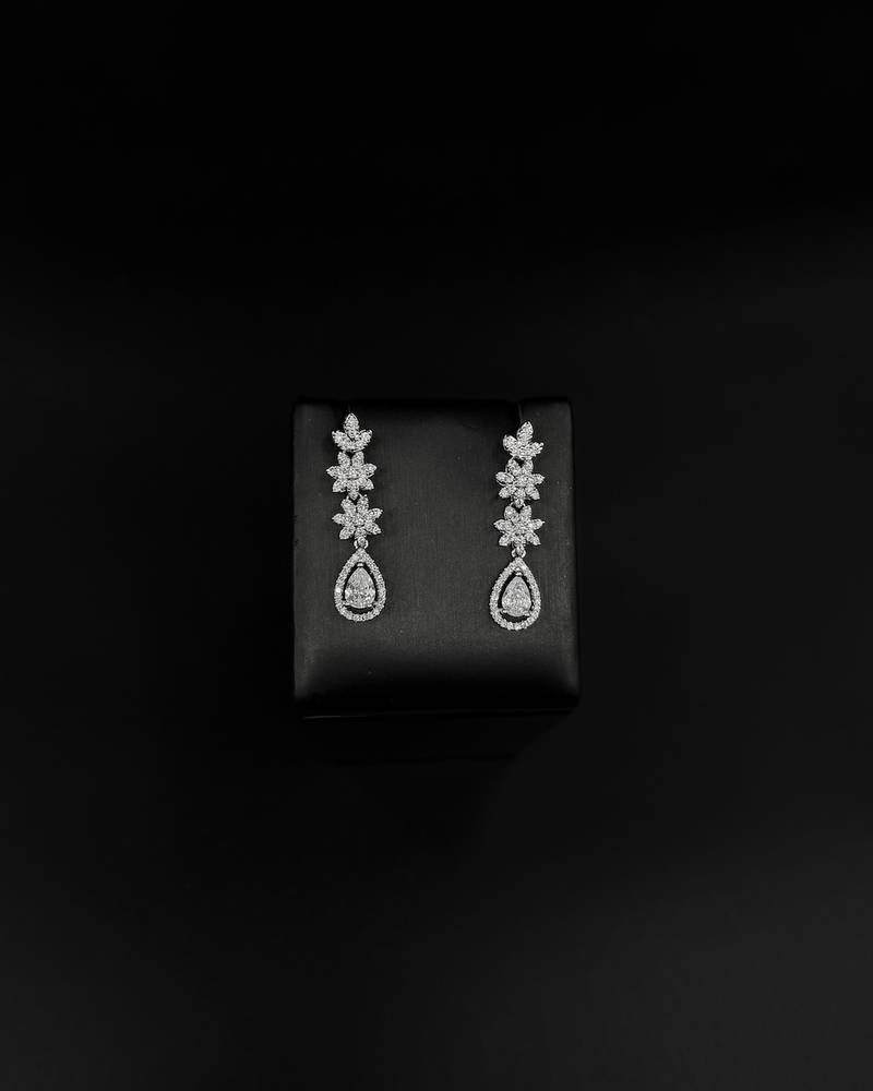 Luxurious accessory set with teardrop-shaped details