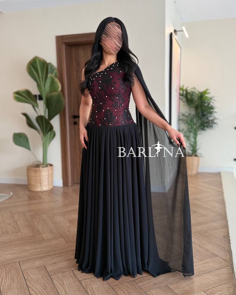 فستان أسود بجزء علوي مزين بدانتيل