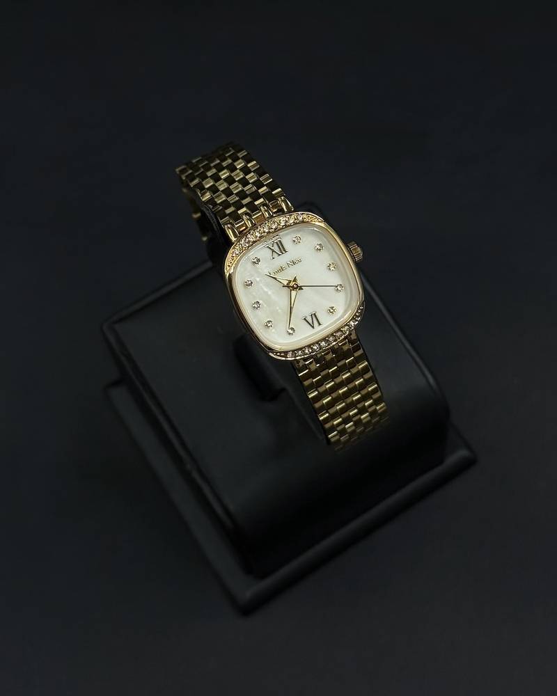 Women's wristwatch with a soft mother-of-pearl dial