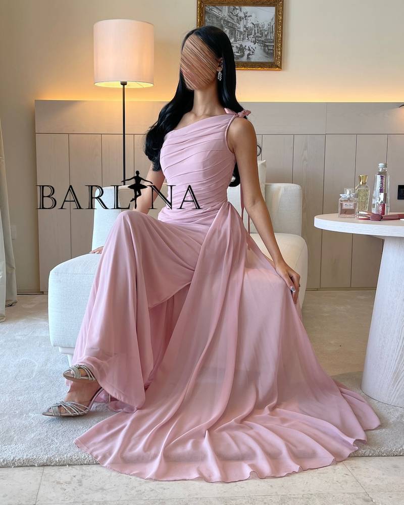 Long light pink pleated dress with side tail