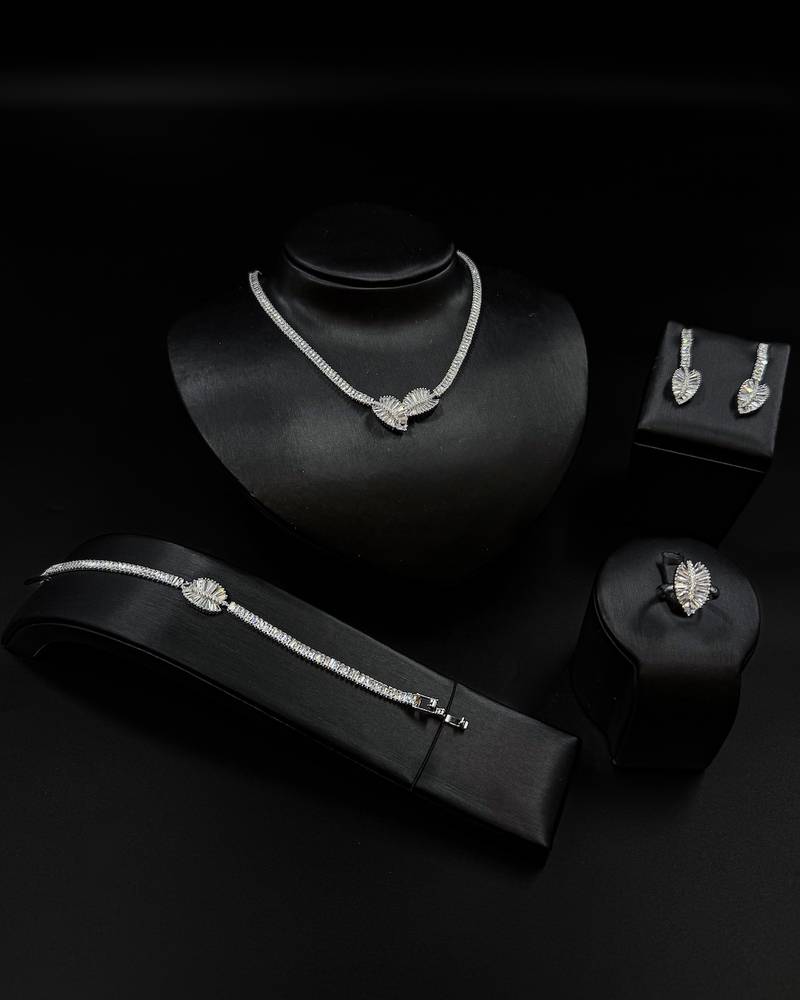 A simple and elegant accessory set