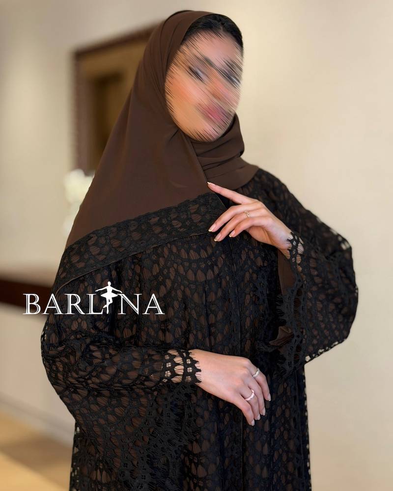 عباية بنية أنيقة بقماش أسود مفرغ 