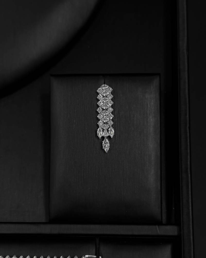 An elegant accessory set with a harmonious and recurring design.