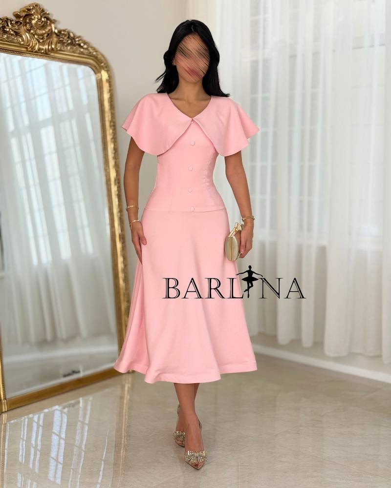Elegant midi dress with a classic design