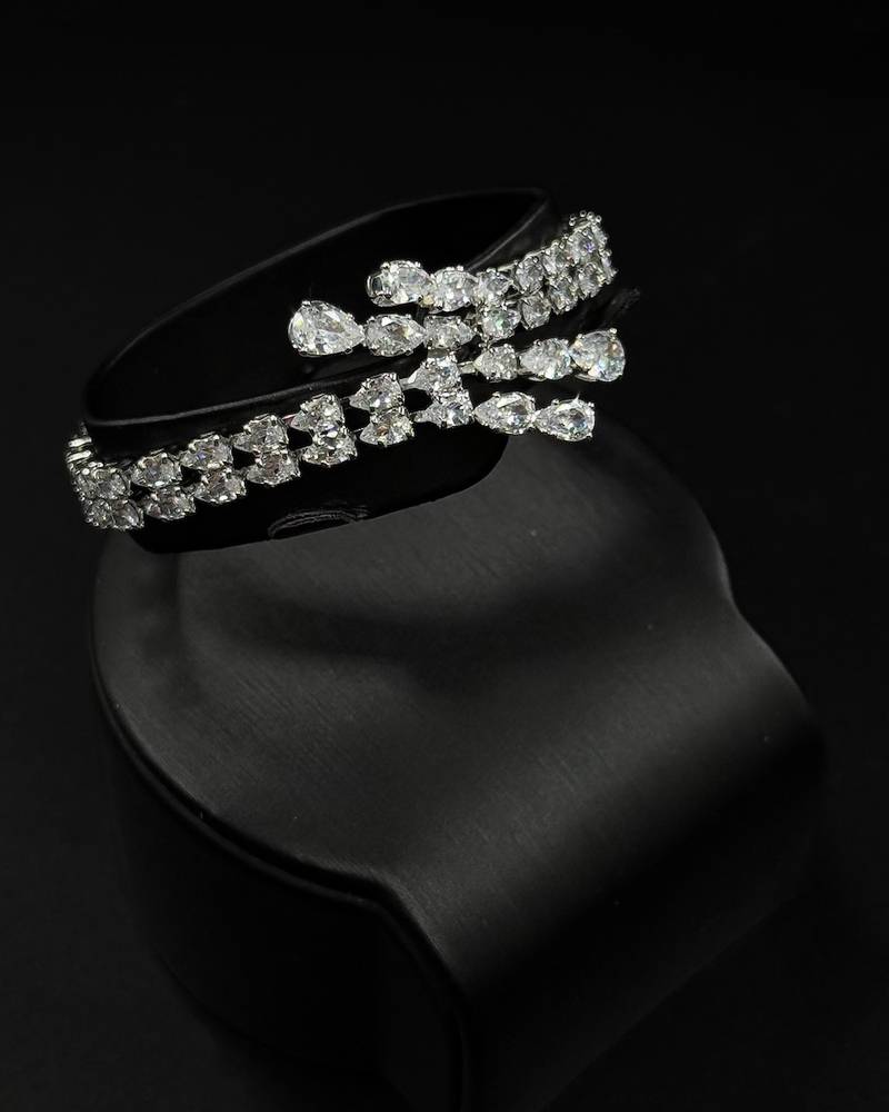 Stylish accessory set with an open front design
