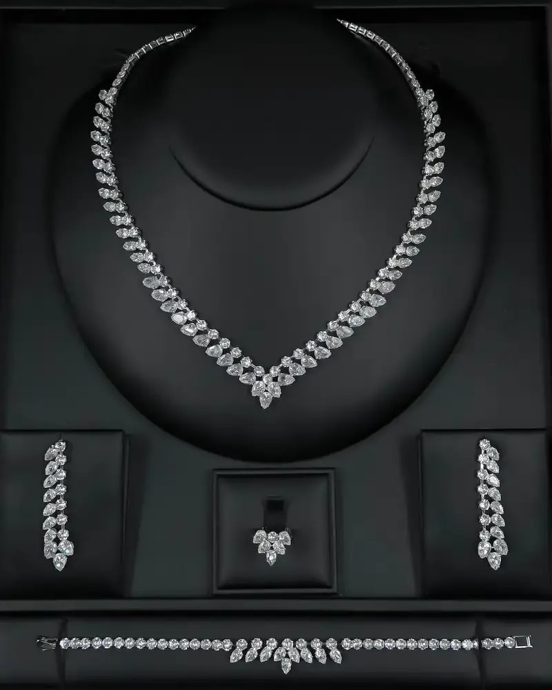 Accessory set with an intricate design and high-gloss finish