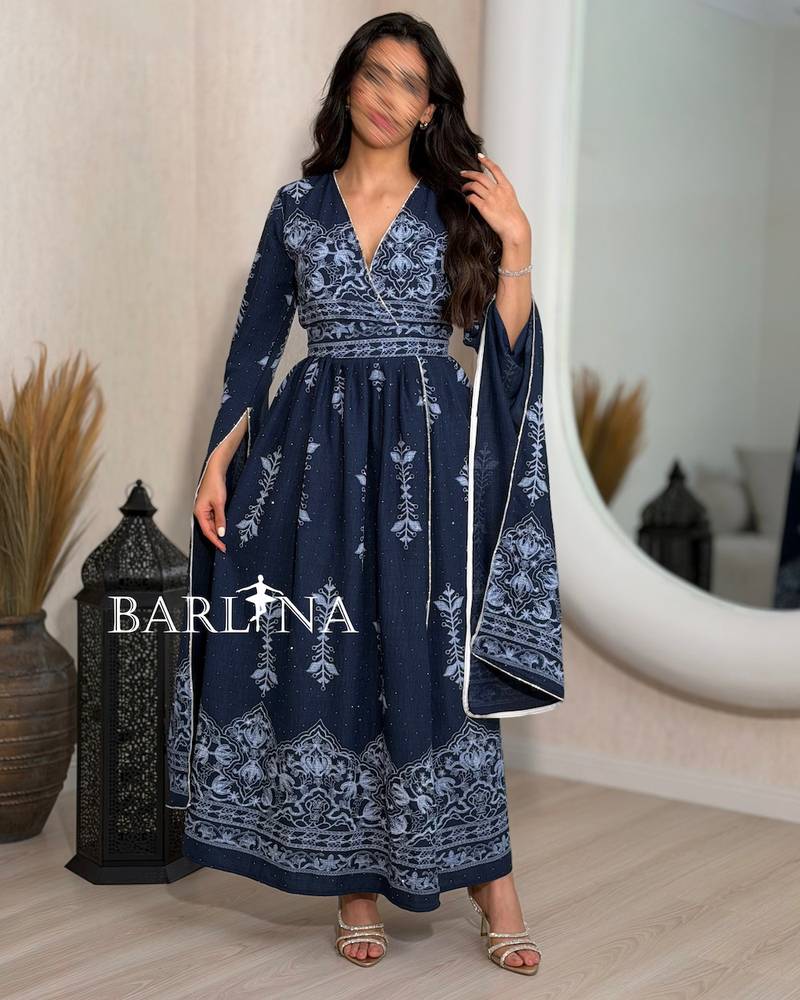 A luxurious jalabiya with delicate and elegant embroidery.