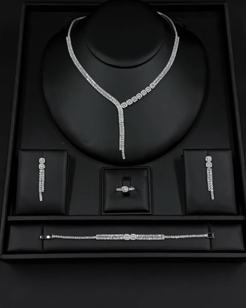 Elegant accessory set with long sparkling earrings