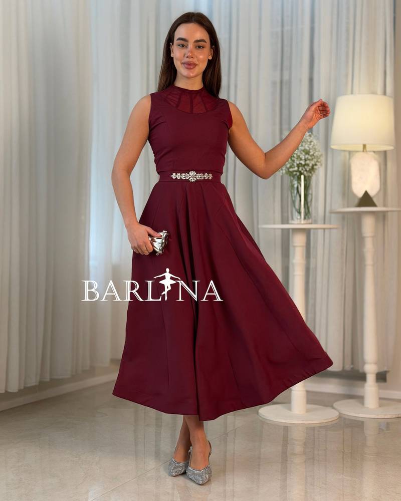 Elegant burgundy midi dress with a studded belt