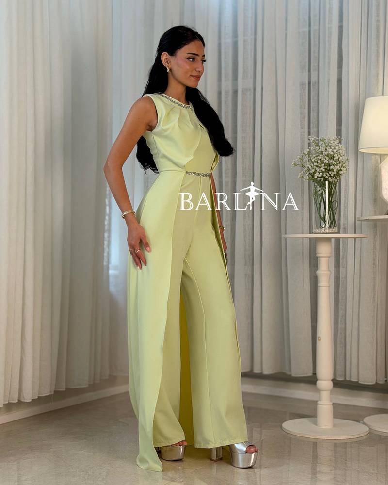 Apple-colored jumpsuit with elegant details at the waist