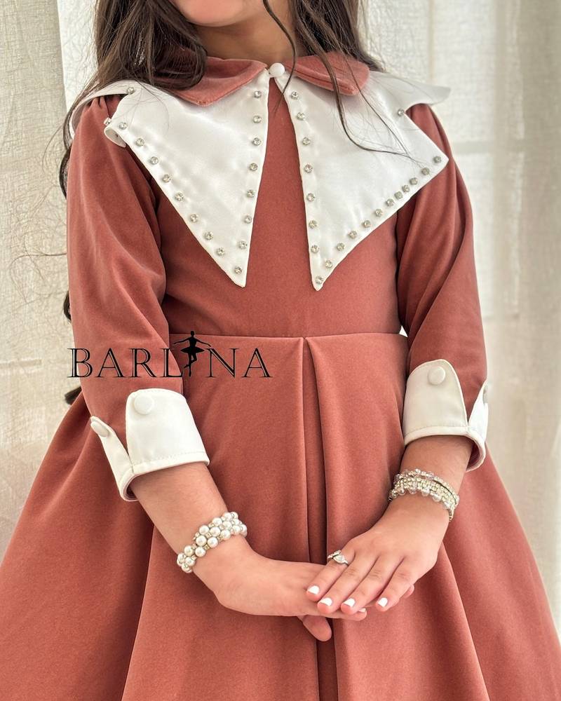 Short girl's dress with a large white collar