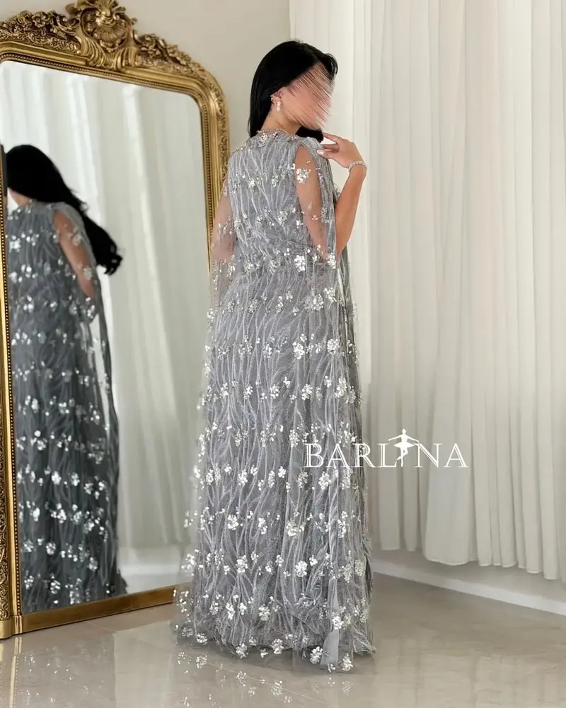 فستان سهرة فضي طويل بلمسة ملكية