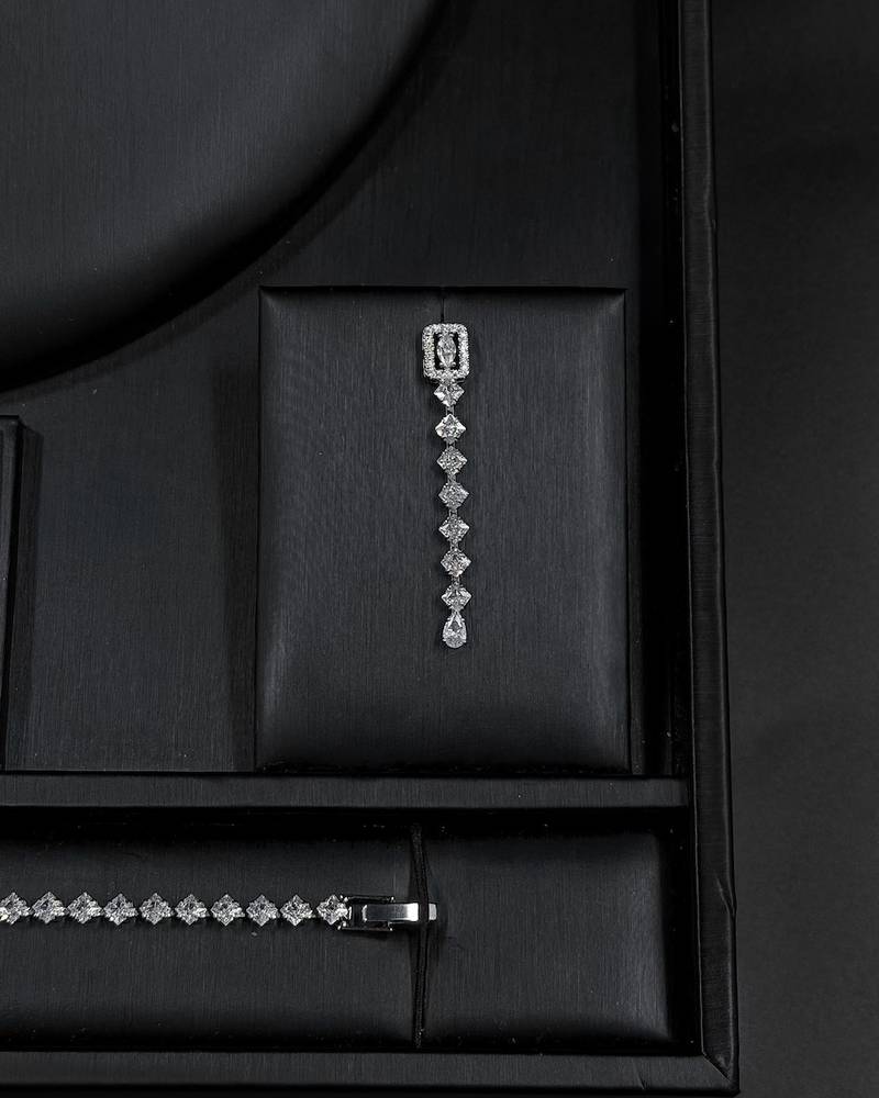 Elegant accessory set with a hanging pendant