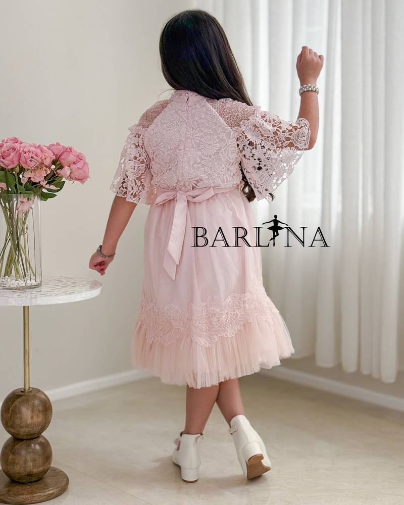 Elegant girls' dress with guipure sleeves