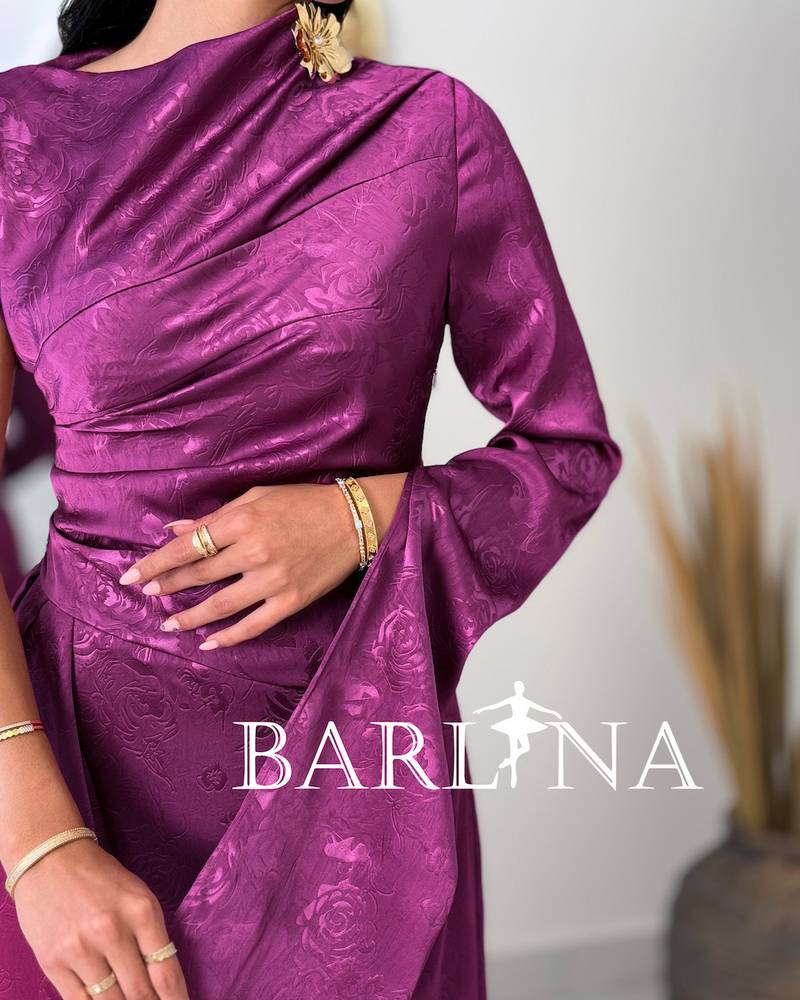 Soft, long dress in a dark fuchsia color