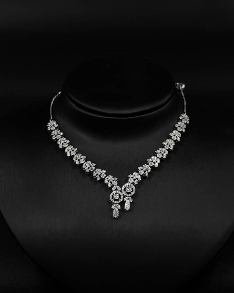 Accessory set with sparkling zircon stones precisely distributed