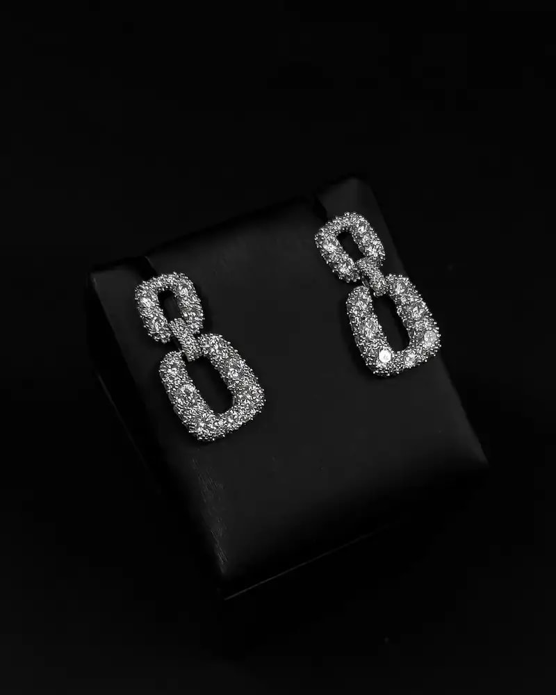 Luxurious earrings with an elegant geometric design