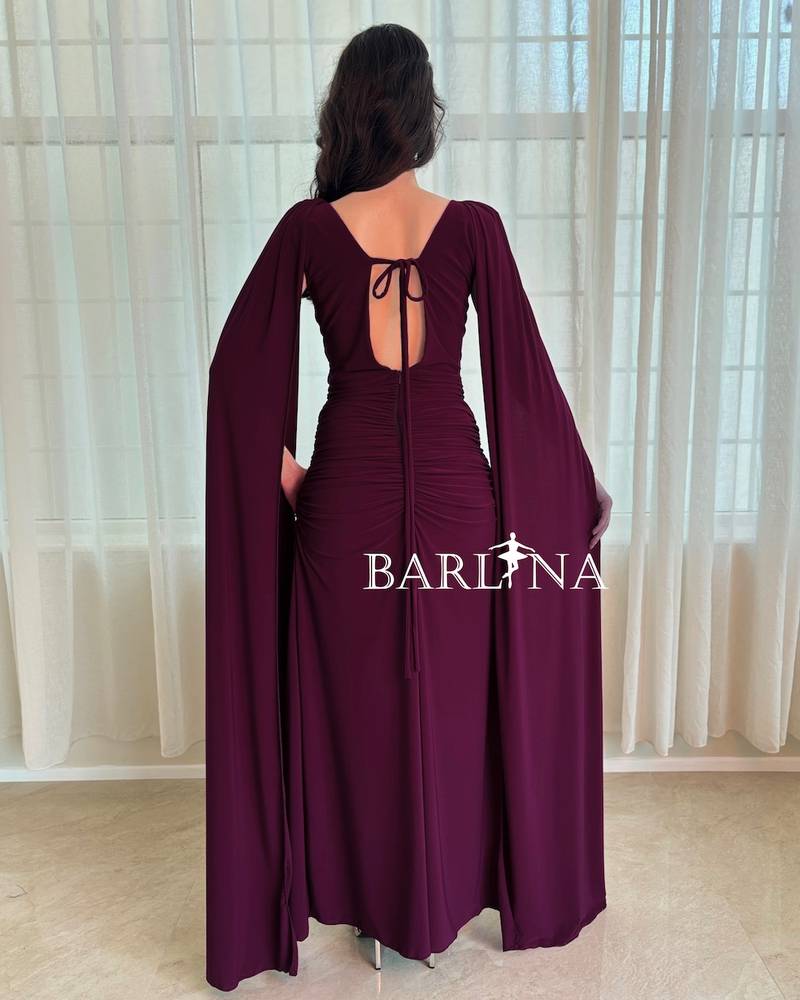 فستان درابيه برغندي بأكمام كيب طويلة