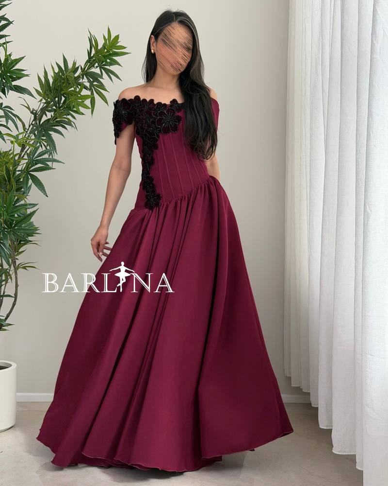 Elegant burgundy dress with black side embroidery