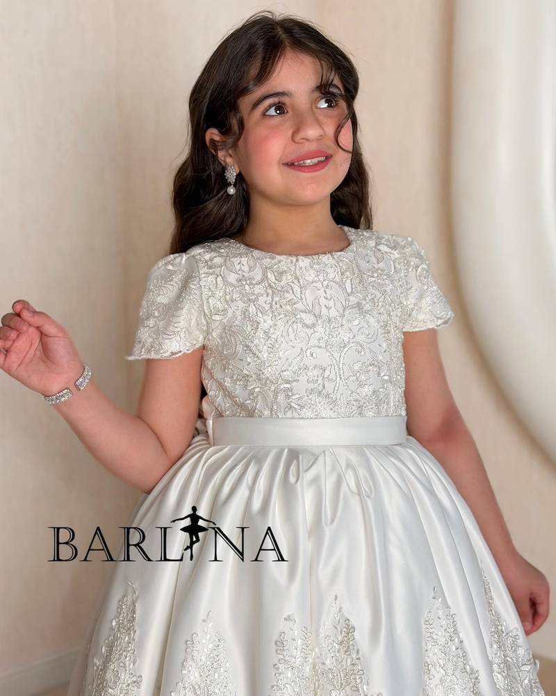 Girls' white evening dress with luxurious lace