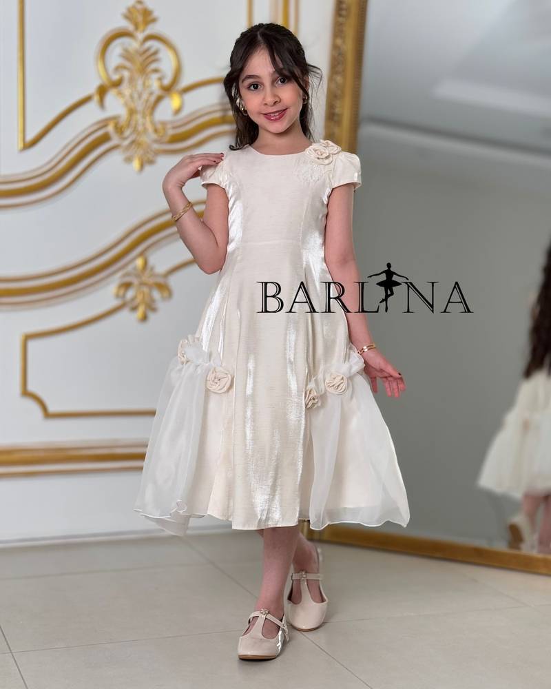 Soft girl's dress decorated with back buttons
