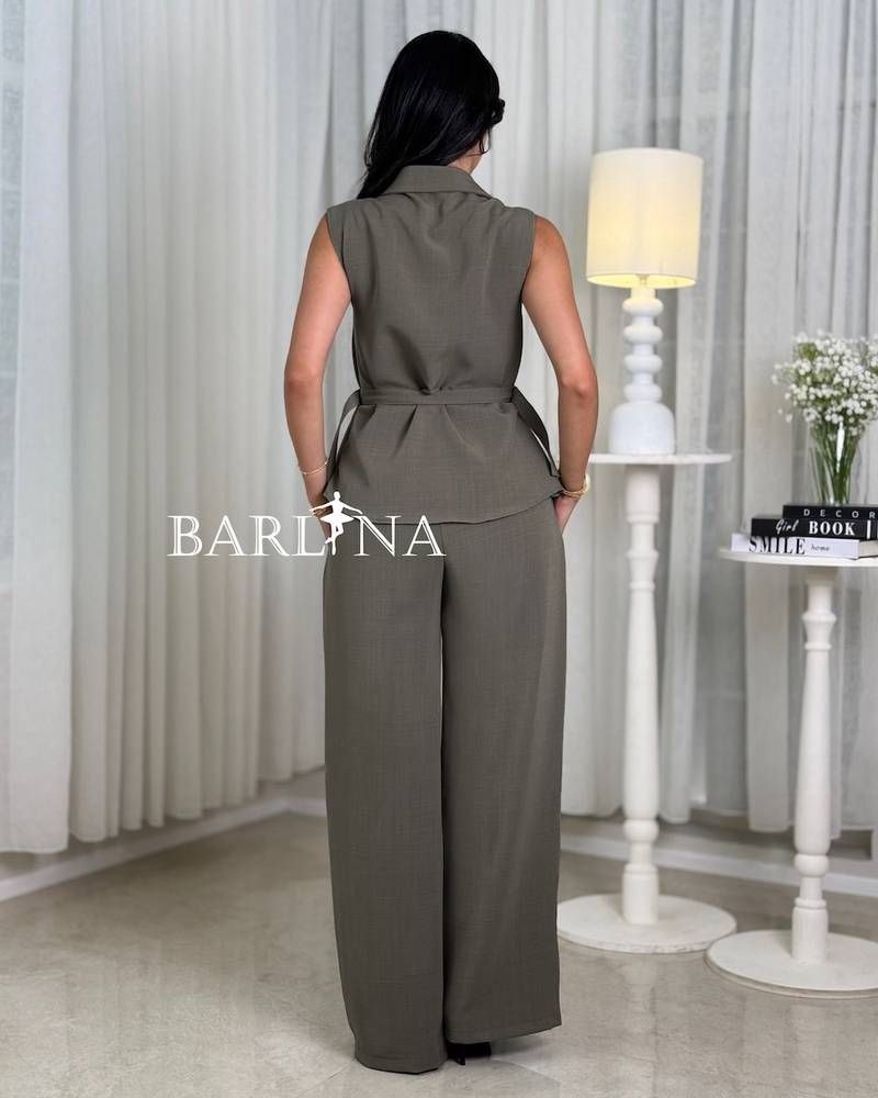 Elegant formal suit with a smooth cut and side details