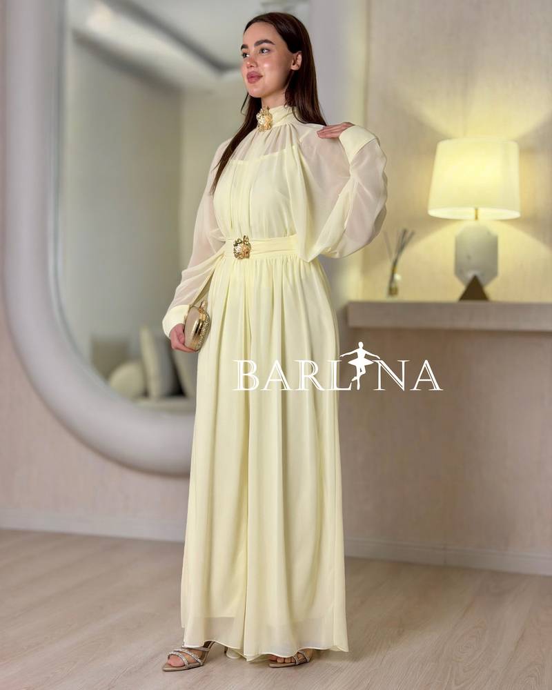 Elegant set with a soft cut and a defined waist belt
