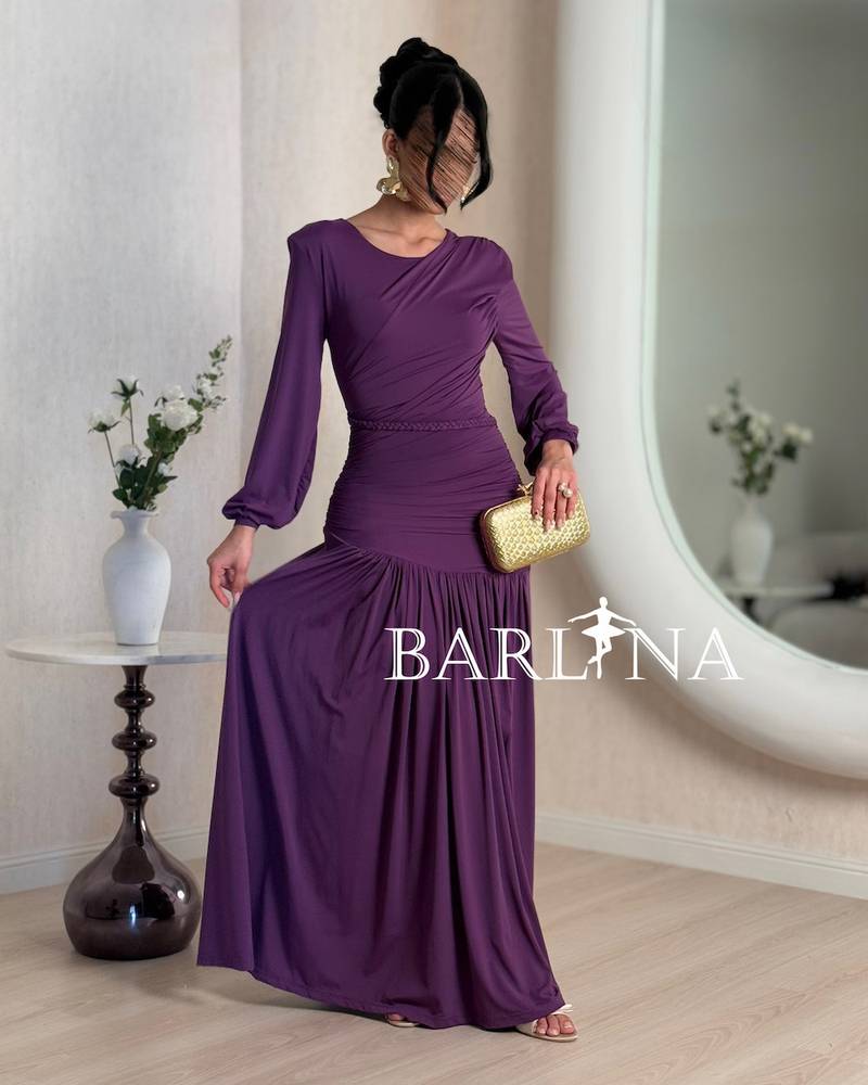 Elegant dress with long sleeves and pleated hem
