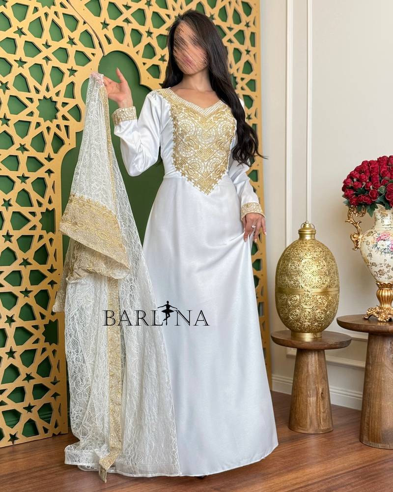 جلابية بيضاء فاخرة مزينة بأطراف ذهبية