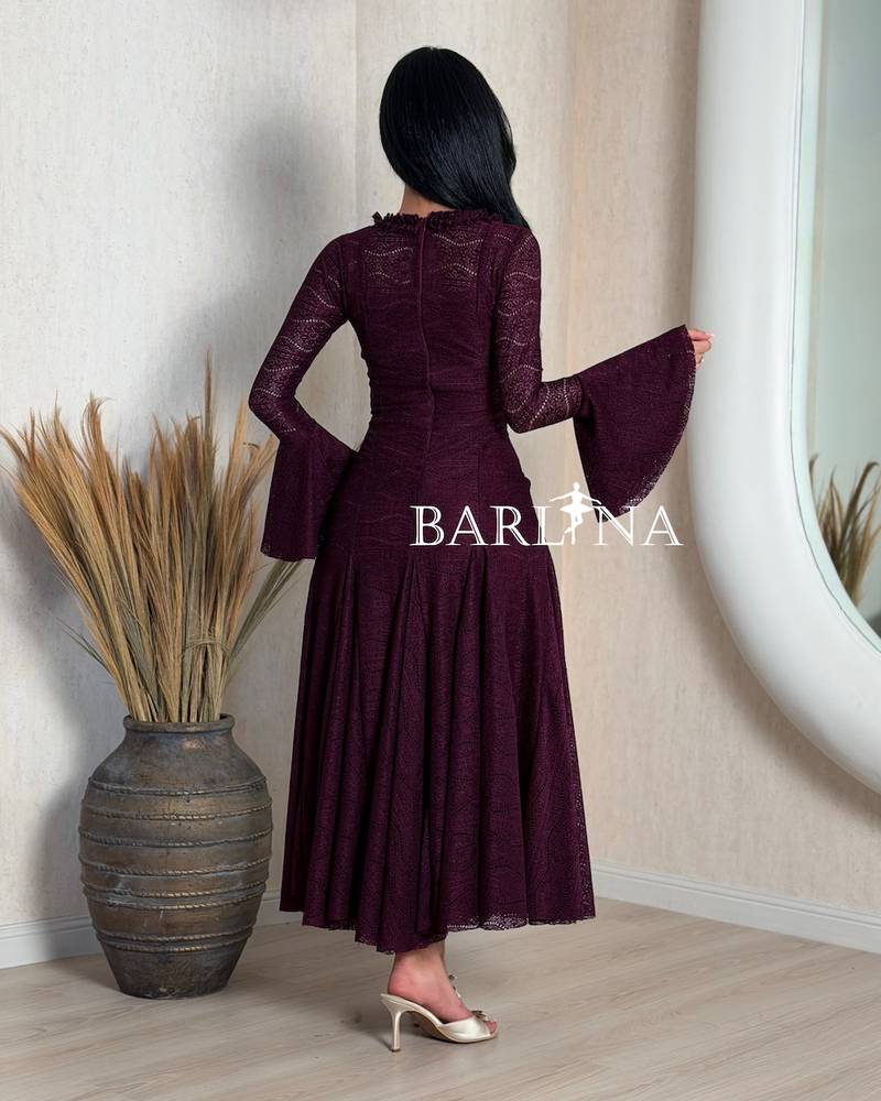 Feminine lace midi dress with a wide design