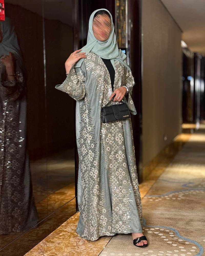 عباية ملونة فاخرة مزينة بتطريزات متقنة