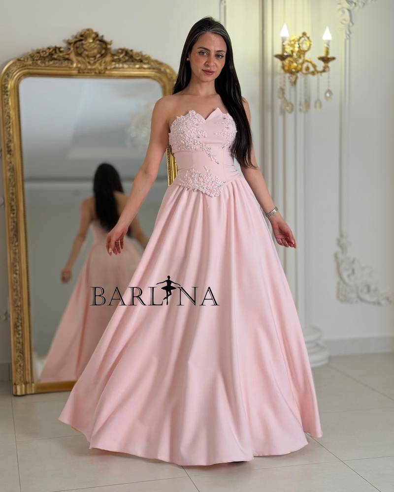 Pink sleeveless evening dress decorated with roses