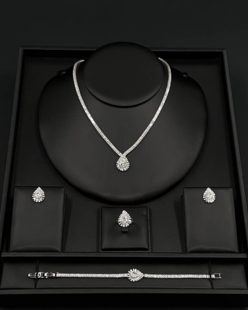 Accessory set with a tennis necklace ending in a teardrop