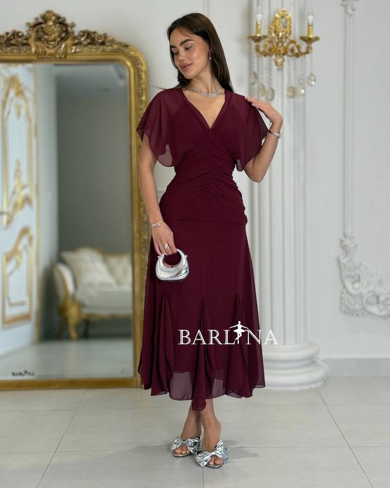 Elegant burgundy dress with a V-neck and fitted waist
