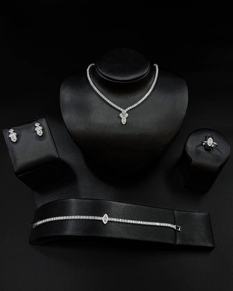 Elegant accessory set with a delicate center pendant