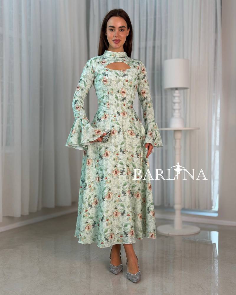 Floral dress with an elegant cut and a soft neckline
