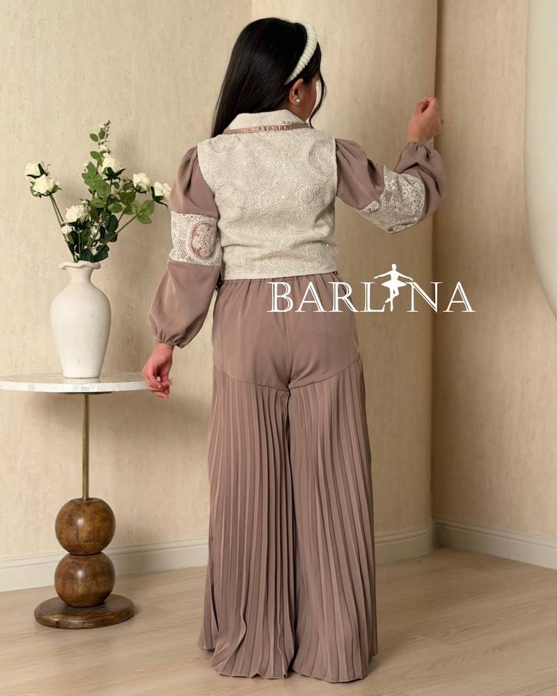 Girls' set with wide pleated pants and vest
