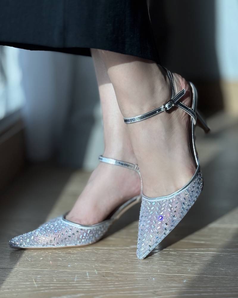 Women's mid-heel with crystal-studded toe