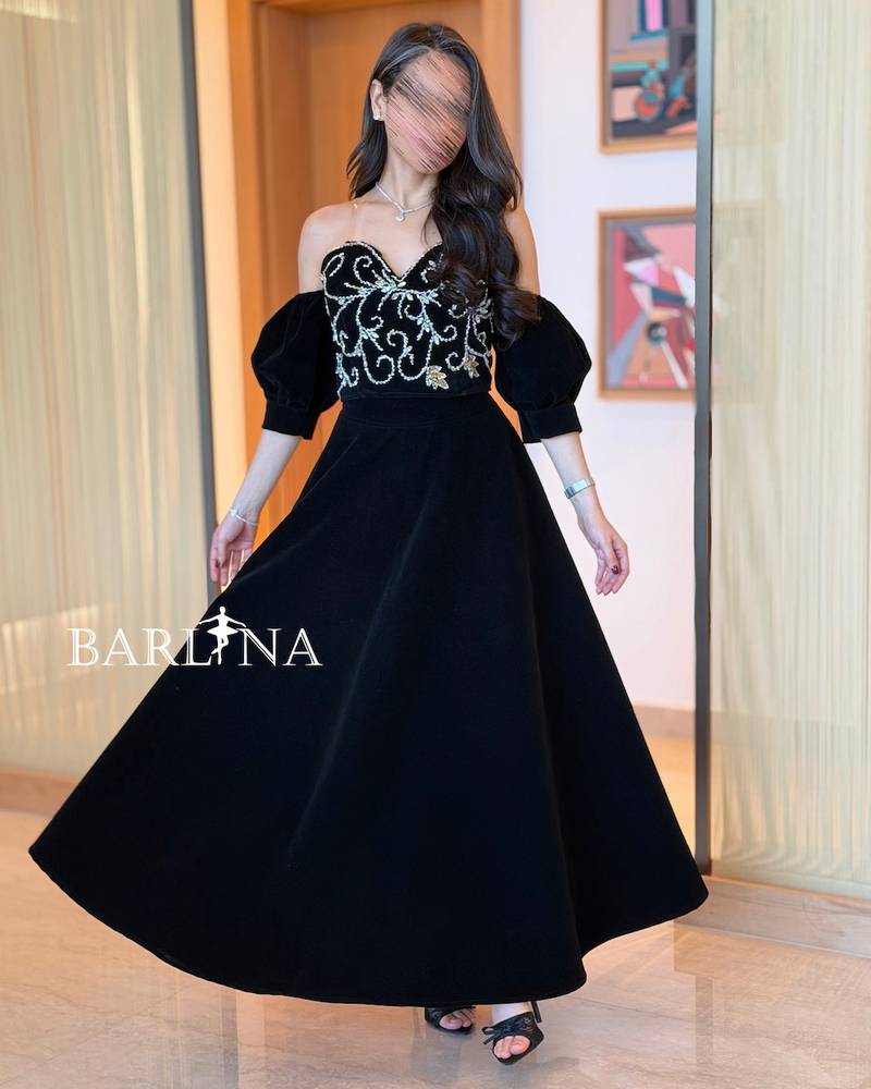 Black velvet set with a bodice embroidered with shimmering details