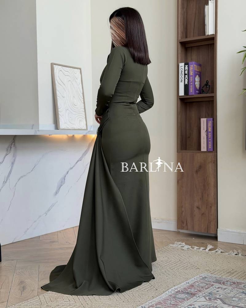 Olive dress with a tail decorated with a pearl ring