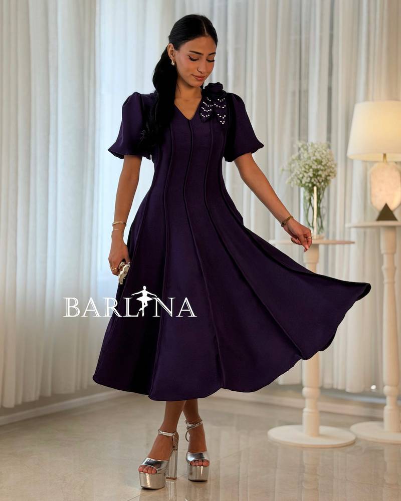 Elegant dress with a fitted waist and puffed sleeves