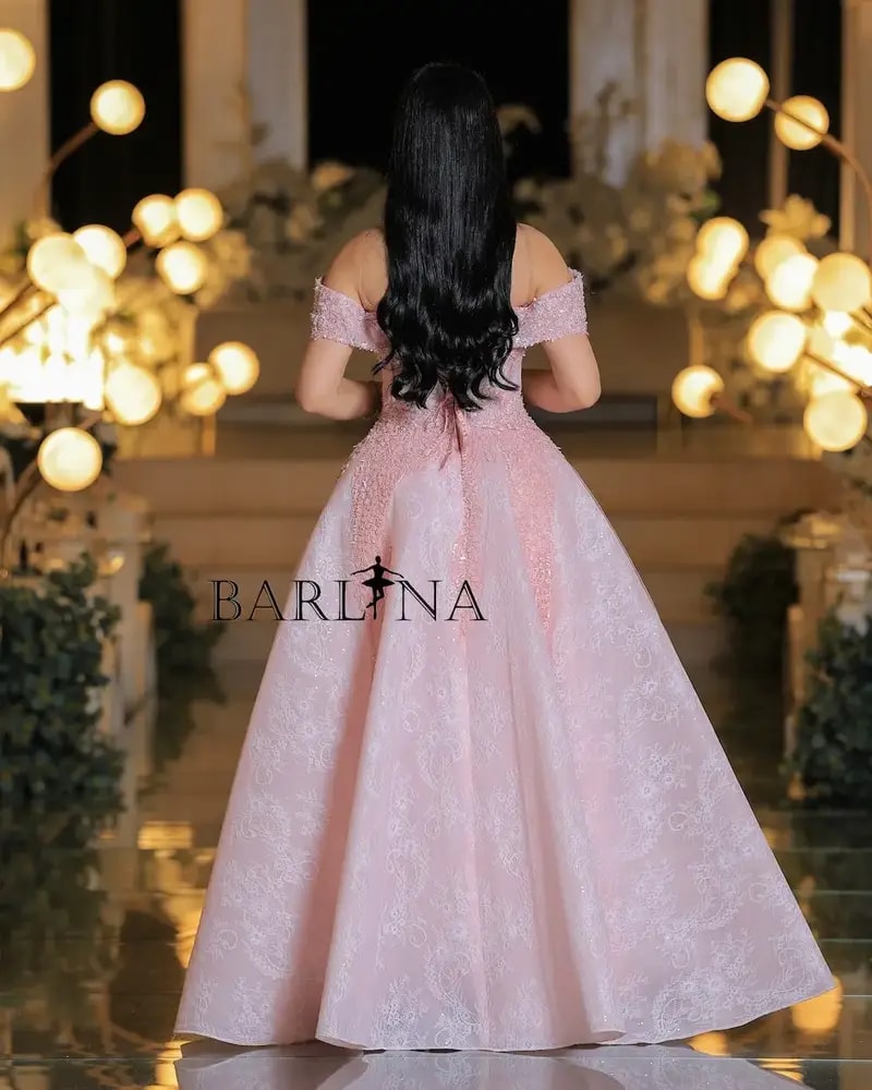 Luxurious pink evening dress with lace embroidery