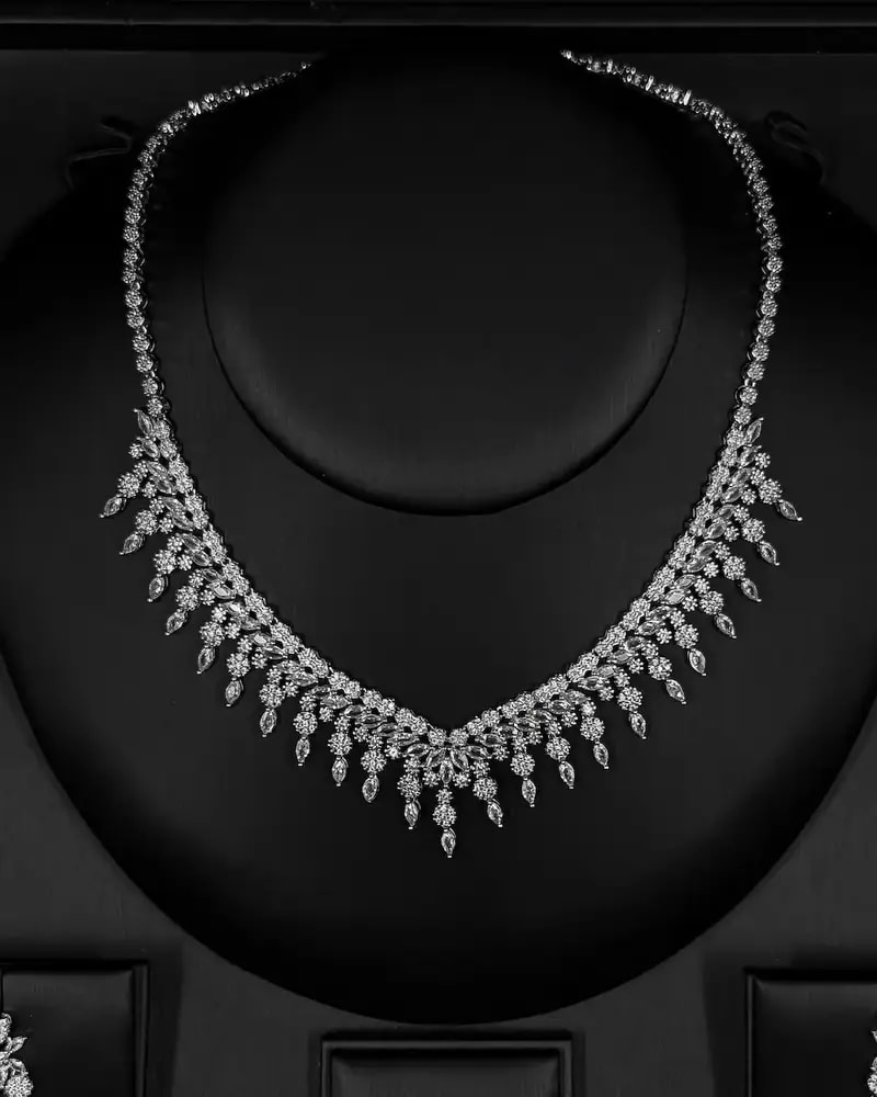 Luxury accessory set with a dangling leaf design