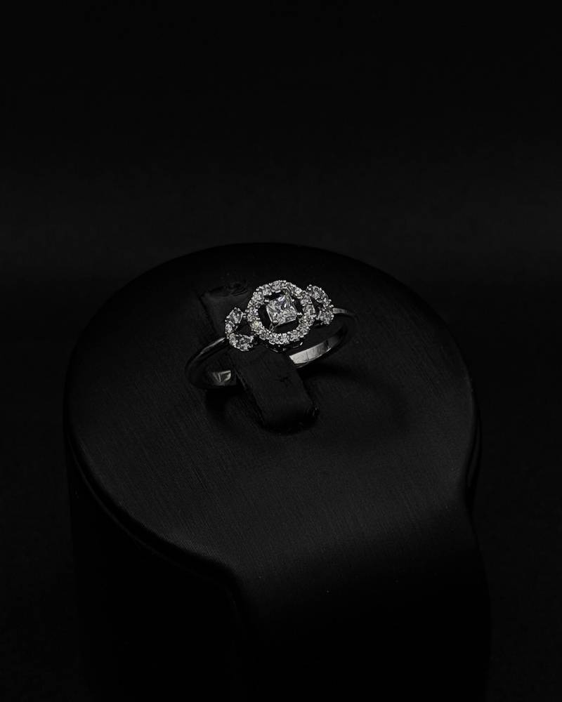 Accessory set with sparkling zircon stones precisely distributed