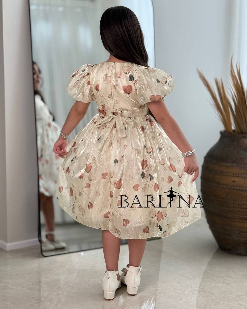 Beige girls' dress decorated with a heart print