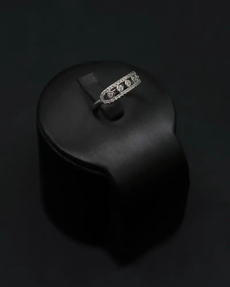 Bracelet and ring with an oval design studded with gemstones