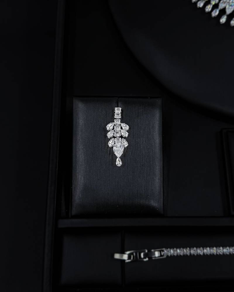 Accessory set with a graduated teardrop design and dangle