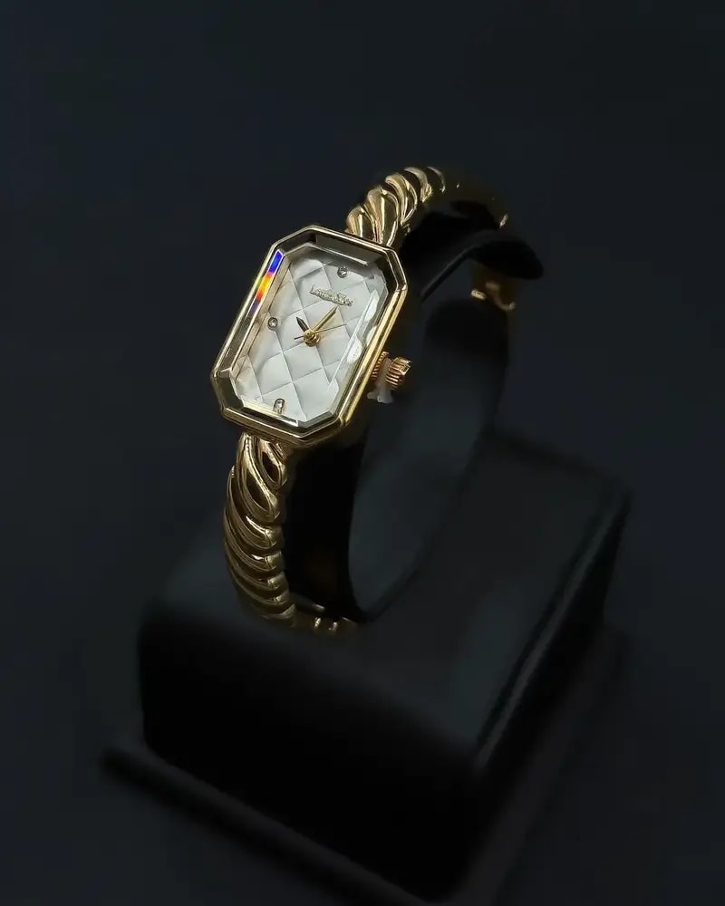 Women's watch with a geometric design and metal bracelet