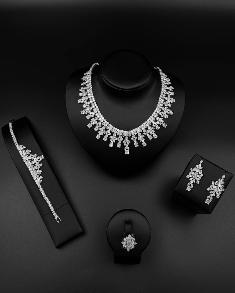 Royal accessory set with various stones
