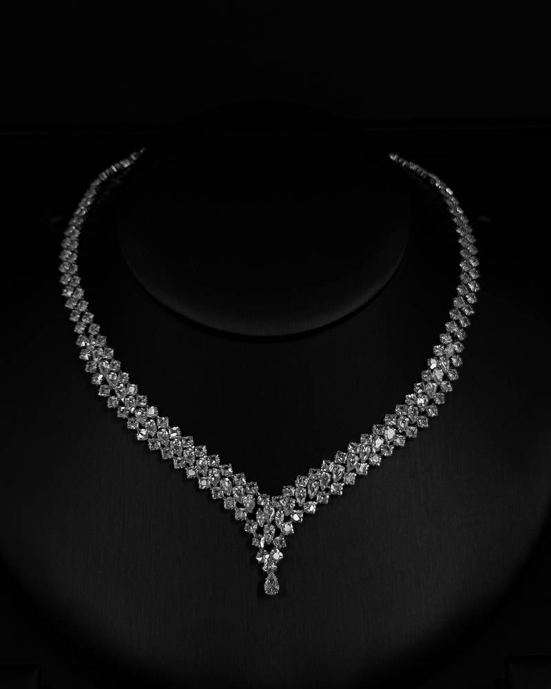 Accessory set culminating in an elegant centerpiece